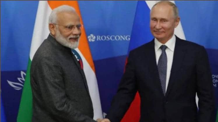 पिछले साल ईस्टर्न इकोनॉमिक फोरम में पीएम मोदी और रूसी राष्ट्रपति (फाइल फोटो)