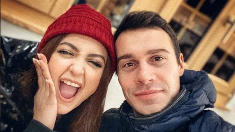 मोनाली ठाकुर-माइक रिचर