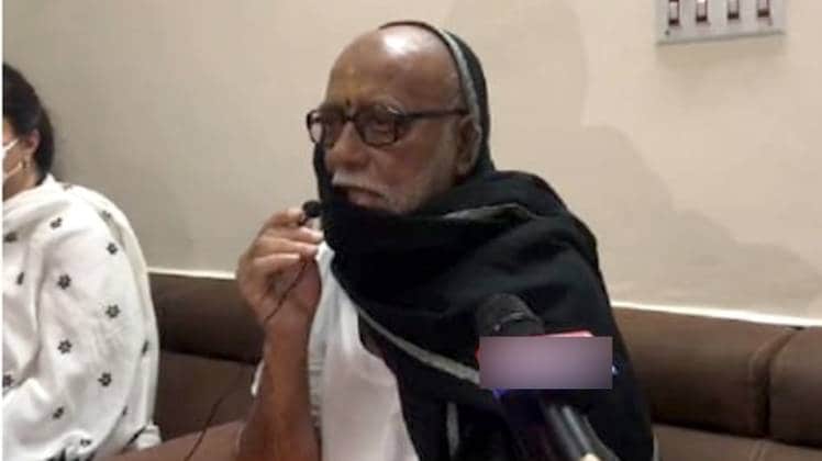 इस घटना के वक्त बापू काला शॉल सिर पर डाले हुए पत्रकारों से बात कर रहे थे