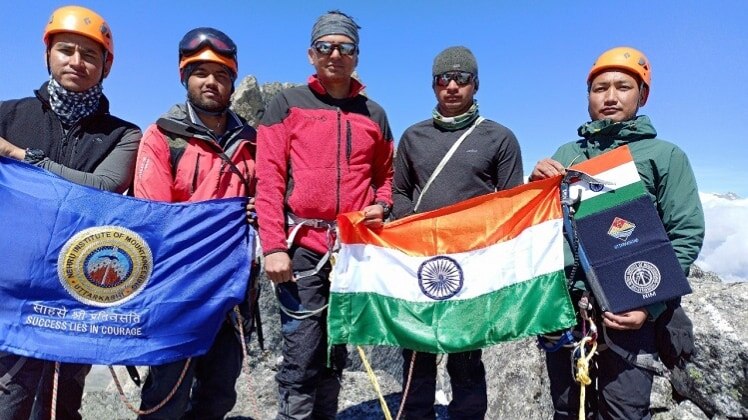 नेहरू पर्वतारोहण संस्थान (निम) के सदस्यों ने फहराया तिरंगा 
