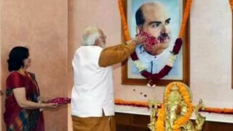 डॉ. श्यामा प्रसाद मुखर्जी को श्रद्धांजलि देते पीएम मोदी
