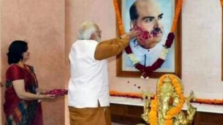 श्यामा प्रसाद मुखर्जी के चित्र पर पुष्प अर्पित करते पीएम मोदी (फाइल फोटो-PTI)