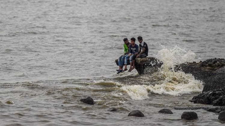 मुंबई में चक्रवात निसर्ग का अलर्ट