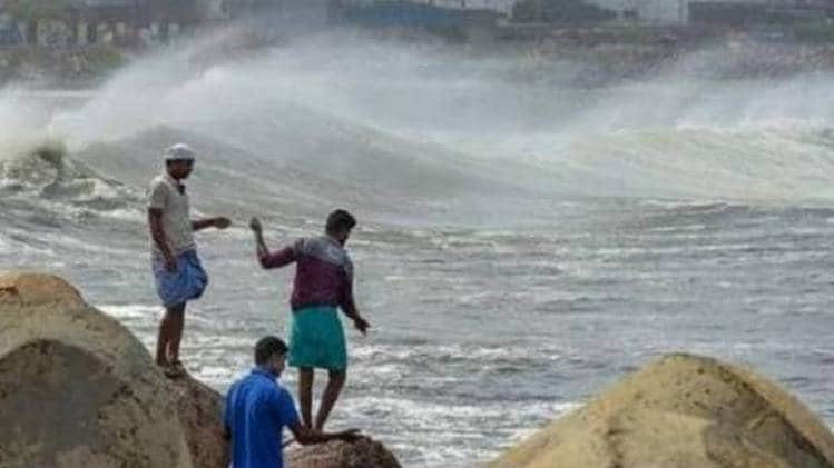 मुंबई में तूफान का खतरा (फाइल फोटो)