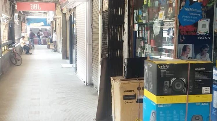 नेहरू प्लेस मार्केट में दुकानों पर है चाइनीज प्रोडक्ट का कब्जा (फोटो: Aajtak)