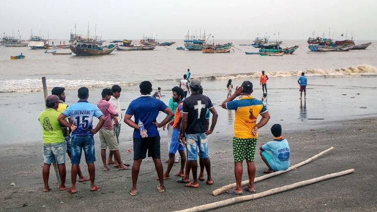 निसर्ग तूफान के कारण मछुआरों को समुद्र में जाने की इजाजत नहीं (फोटो-PTI)