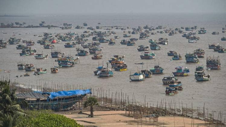 गुजरात और महाराष्ट्र में निसर्ग चक्रवाती तूफान का खतरा (फोटो-PTI)