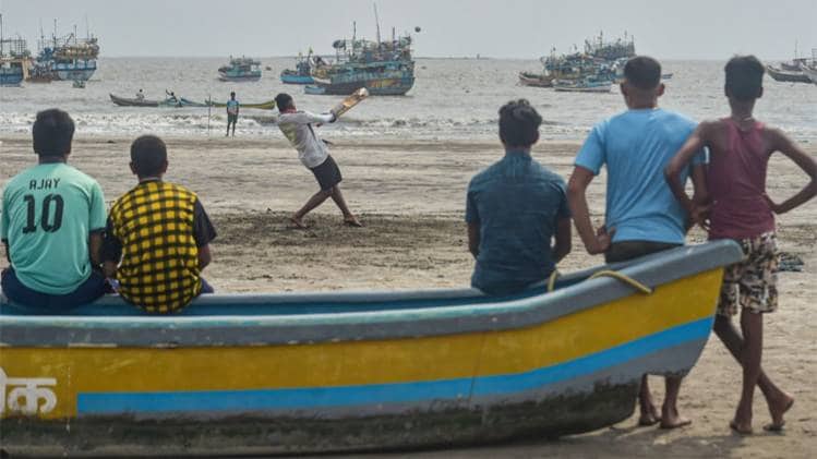 चक्रवात निसर्ग का खतरा (PTI)