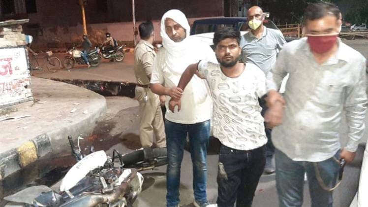 मुठभेड़ में पुलिस के हत्थे चढ़ा आरोपी (फोटो -पुनीत)