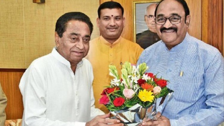 कमलनाथ के साथ एनपी प्रजापति (फाइल फोटो)