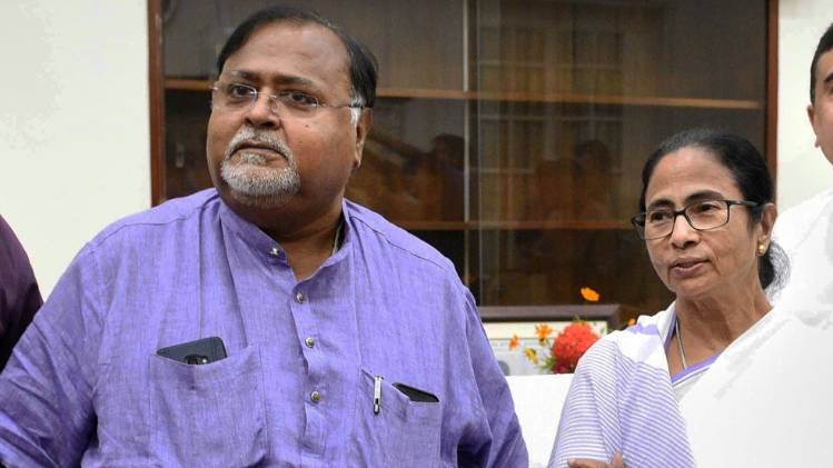 सीएम ममता बनर्जी के साथ शिक्षा मंत्री पार्थ चटर्जी (फाइल फोटो-PTI)