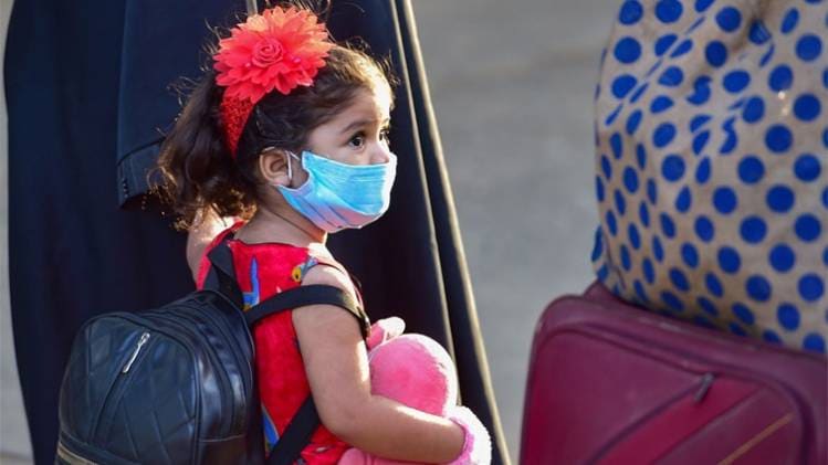 कोरोना की बढ़ती संख्या की वजह से लोगों का पलायन बढ़ा (पीटीआई)