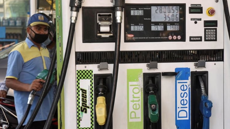 पेट्रोल-डीजल के दाम में तेल कंपनियों ने शनिवार को लगातार 21वें दिन बढ़ोतरी की (फोटो-PTI)