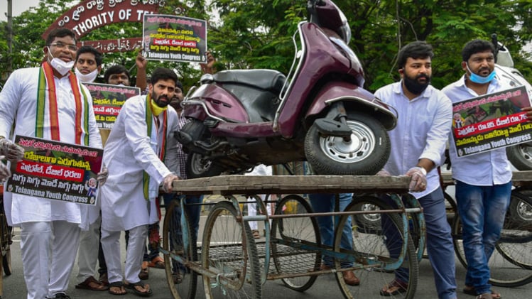 पेट्रोल-डीजल की बढ़ती कीमतों के खिलाफ हल्लाबोल