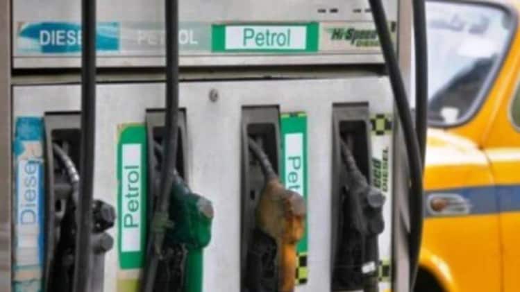 लगभग बराबर हुए पेट्रोल और डीजल के दाम (फाइल फोटो) 