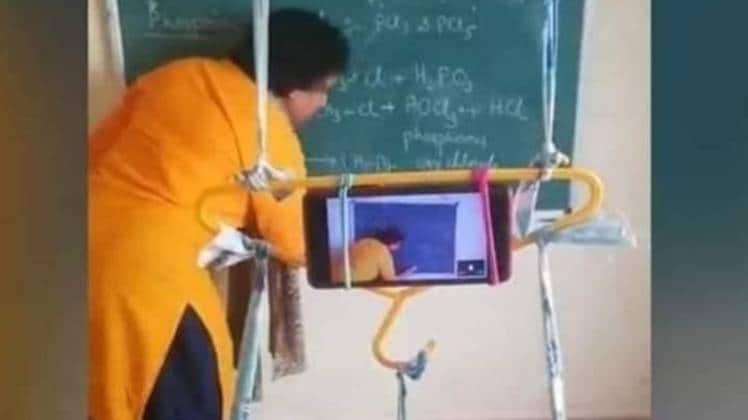 जुगाड़ के जरिए केमेस्ट्री पढ़ातीं मोउमिता (वीडियो ग्रैब)