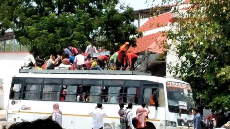 बस की छत पर बैठकर यात्रा करते लोग (फोटो- आजतक)