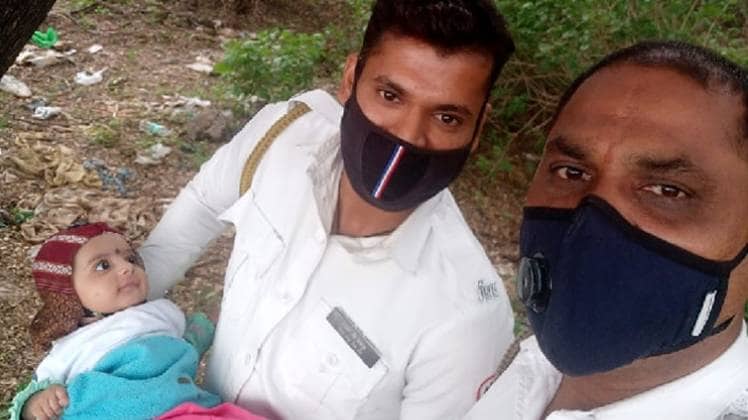 पुणे में 2 पुलिसवालों ने बचाई बच्ची की जान (फोटो-पंकज) 