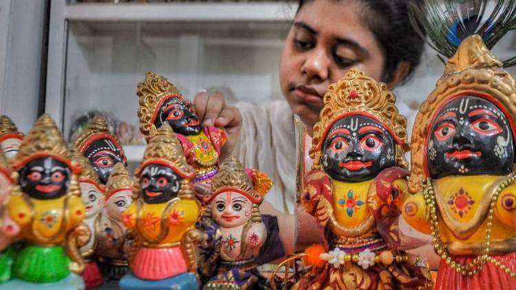 भगवान जगन्नाथ की प्रतिमा को अंतिम रुप देती एक कलाकार (फोटो-पीटीआई)