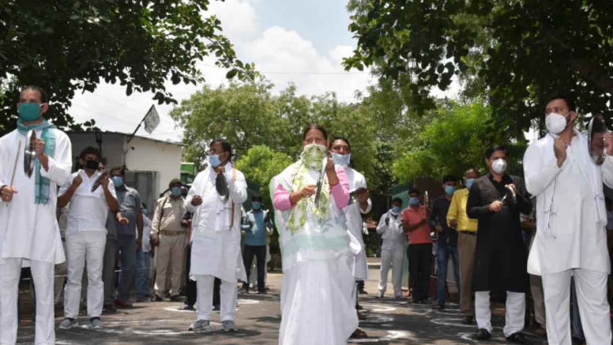 थाली बजाकर विरोध जतातीं राबड़ी देवी (फोटो- ट्विटर)