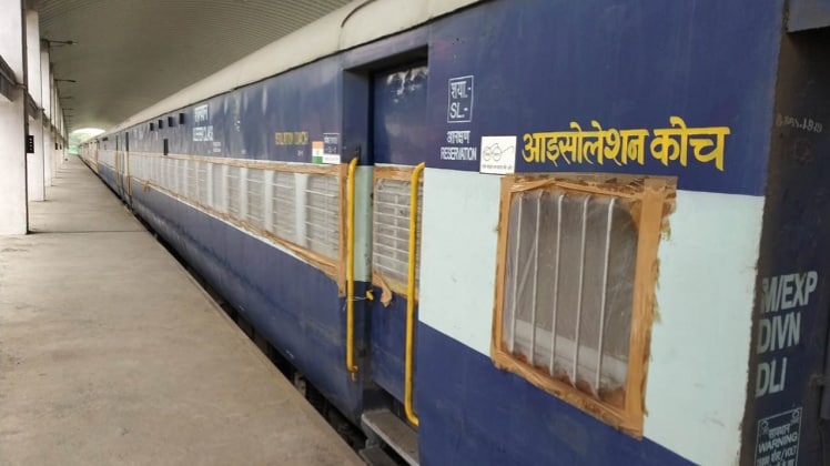 शकूरबस्ती स्थित रेलवे का आइसोलेशन कोच (फोटो-आजतक)