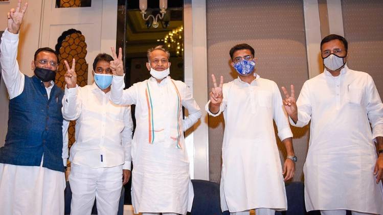 सीएम अशोक गहलोत के साथ कांग्रेस के नेता (फोटो-PTI)