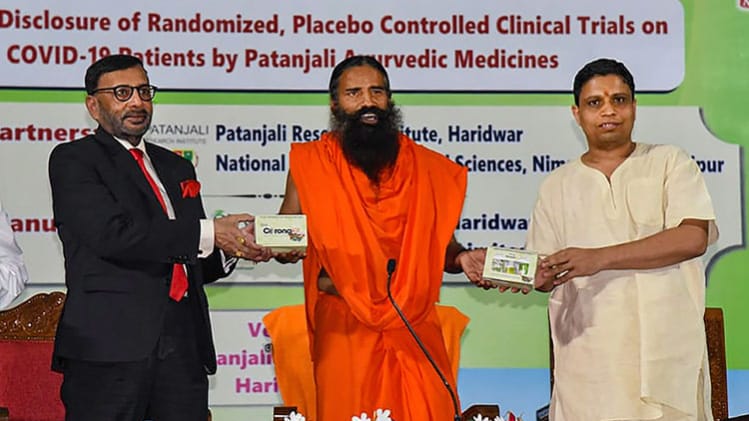 दवा लॉन्च करते हुए बाबा रामदेव (फाइल फोटो- पीटीआई)