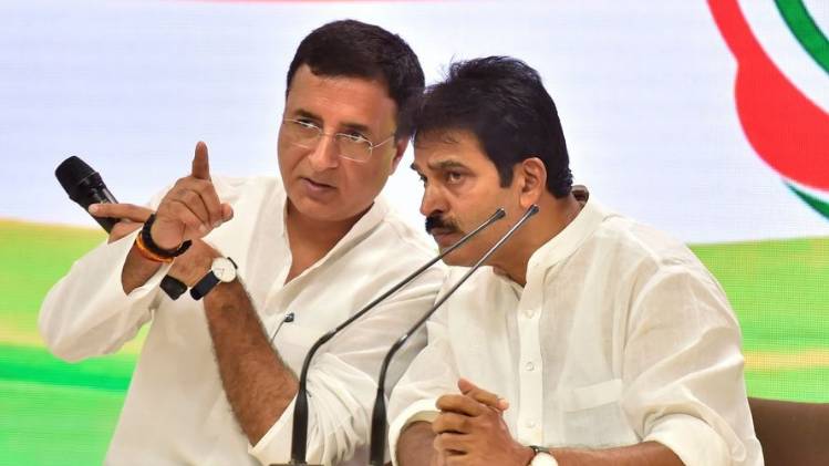 कांग्रेस नेता सुरजेवाला और केसी वेणुगोपाल (फाइल फोटो- PTI)