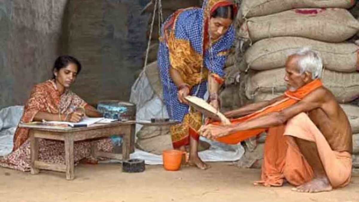 नवंबर तक मिलेगा मुफ्त अनाज, जानें- क्या है प्रधानमंत्री गरीब कल्याण अन्न योजना? - pradhan mantri gareeb kalyan ann yojna free 5kg grains under the scheme tuta - AajTak