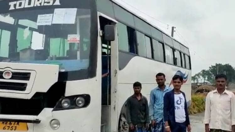 बिहार से दोबारा अन्य राज्यों में जा रहे मजदूर (Photo- Aajtak)