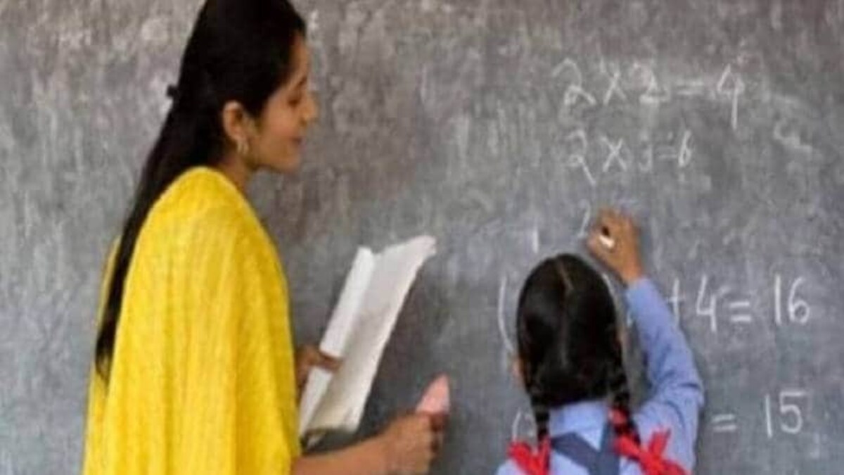 UP सहायक शिक्षक भर्तीः मेरिट लिस्ट जारी, उम्मीदवारों को आवंटित किए गए जिले - results for the post of 69000 assistant teachers published by up government - AajTak