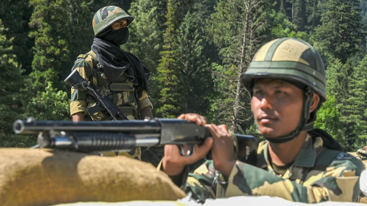 सुरक्षाबलों के जवान (फाइल फोटो-PTI)