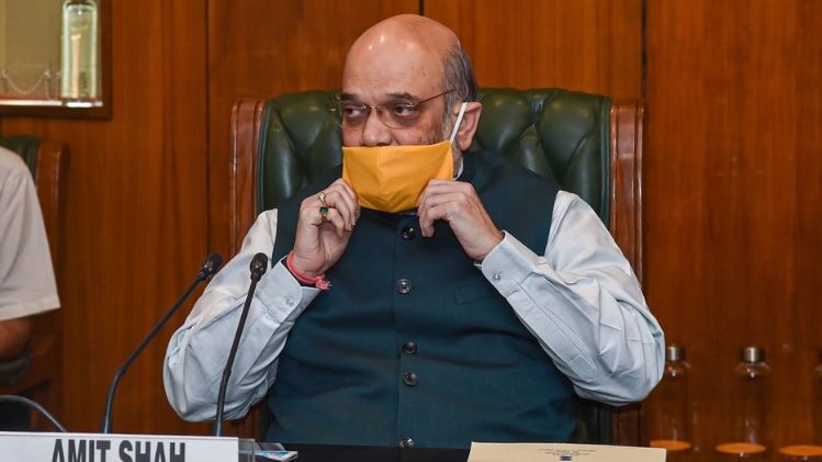 बैठक में केंद्रीय गृह मंत्री अमित शाह दिल्ली में कोरोना के मामलों की समीक्षा कर रहे  (फोटो-PTI)