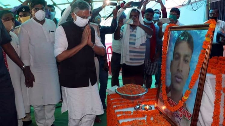 डिप्टी सीएम सुशील कुमार ने अर्पित किए श्रद्धा सुमन