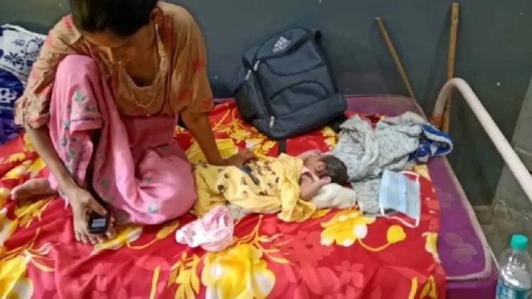 महिला ने ट्रेन में दिया बच्ची को जन्म