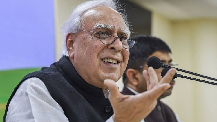 पूर्व केंद्रीय मंत्री और कांग्रेस नेता कपिल सिब्बल (फाइल फोटो)