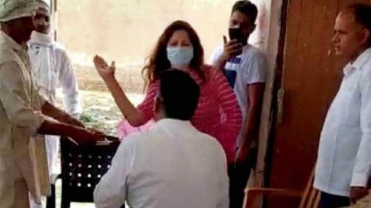 बीजेपी नेता सोनाली फोगाट ने अधिकारी को हिसार में जड़ा था थप्पड़ 