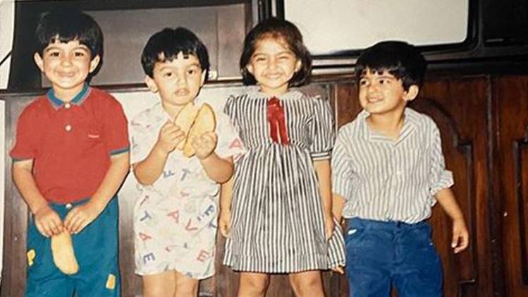 सोनम कपूर अपने कजिन्स के साथ सोर्स इंस्टाग्राम 