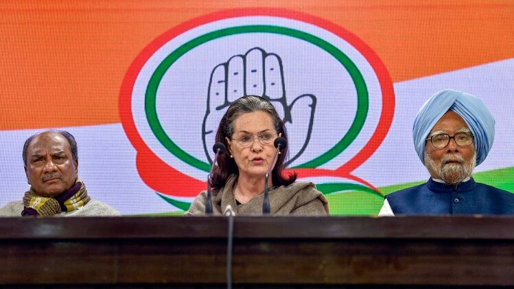 पूर्व पीएम मनमोहन सिंह के साथ कांग्रेस की अंतरिम अध्यक्ष सोनिया गांधी (फाइल फोटो-PTI)