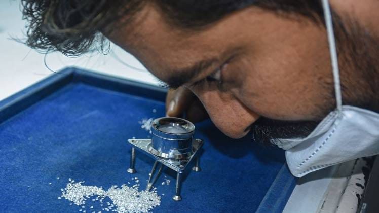 हीरे की फैक्टरी में काम करता मजदूर (फोटो- पीटीआई)