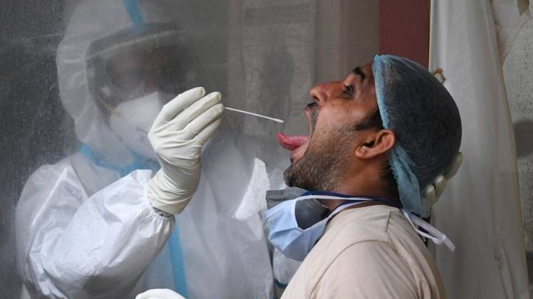 महाराष्ट्र सरकार ने कोरोना टेस्ट की रेट फिक्स कर दी है. (फोटो- पीटीआई)