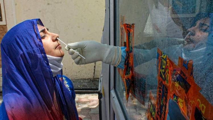 कोरोना टेस्ट कराती बच्ची (फाइल फोटो-PTI)