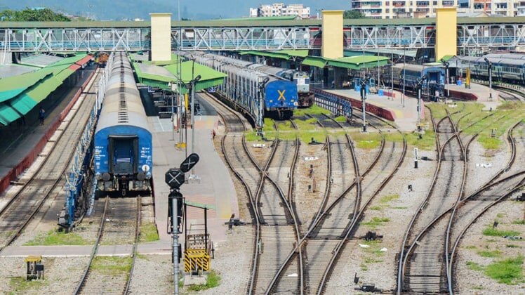 कोरोना की वजह से थम गए थे ट्रेनों के पहिए (फाइल फोटो: PTI)