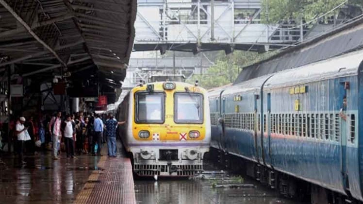 रेलवे ने 350 लोकल ट्रेनें चलाने का लिया फैसला ( फोटो- PTI)