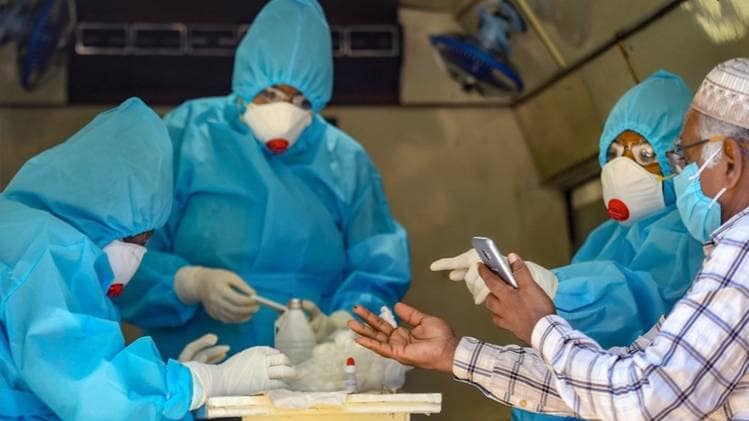 देश में कोरोना का आतंक बढ़ता जा रहा (फाइल फोटो)