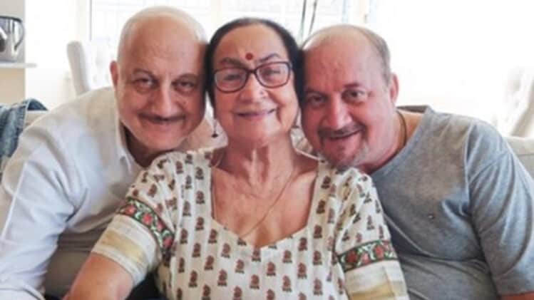 मांऔर भाई के साथ अनुपम खेर