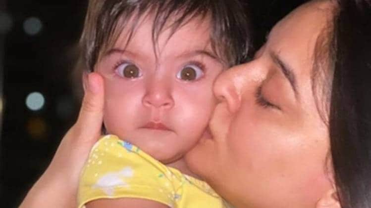 बेटी संग माही