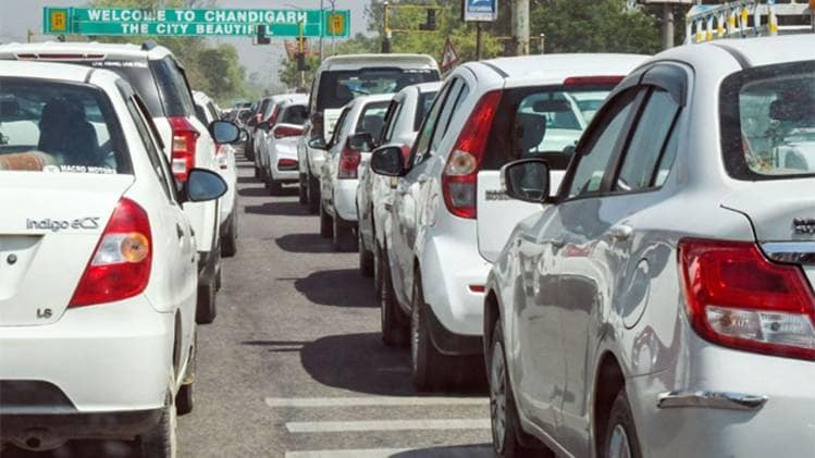 सार्वजनिक वाहनों में बदला सफर का अंदाज (PTI)