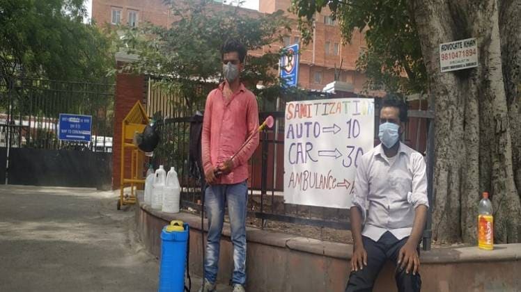 उर्दू टीचर की गई जॉब तो बन गए सैनिटाइजेशन वर्कर (फोटो-रामकिंकर सिंह)