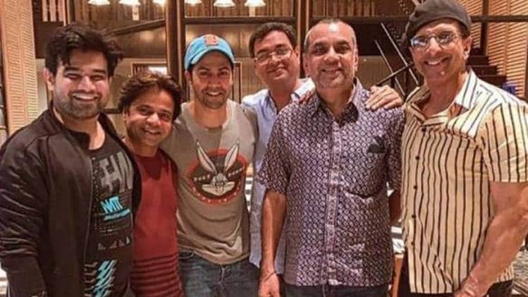 कुली नं 1 की स्टारकास्ट के साथ वरुण धवन